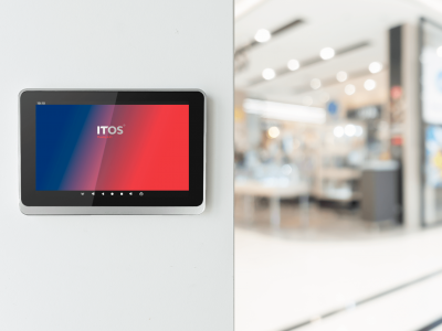 monitor-de-panel-de-automatizacion-del-hogar-en-una-pared monitor-de-panel-de-automatizacion-del-hogar-en-una-pared