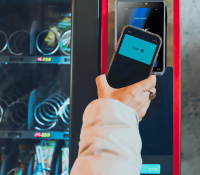 mujer-pagando-por-un-producto-en-una-maquina-expendedora-utilizando-un-metodo-de-pago-sin-contacto-con-telefono-movil mujer-pagando-por-un-producto-en-una-maquina-expendedora-utilizando-un-metodo-de-pago-sin-contacto-con-telefono-movil