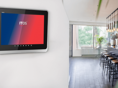 mujer-usando-una-tableta-en-un-hogar-inteligente mujer-usando-una-tableta-en-un-hogar-inteligente