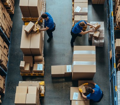 una-imagen-de-un-equipo-logistico-empaquetando-cajas-y-preparando-los-envios-para-su-envio3 una-imagen-de-un-equipo-logistico-empaquetando-cajas-y-preparando-los-envios-para-su-envio3