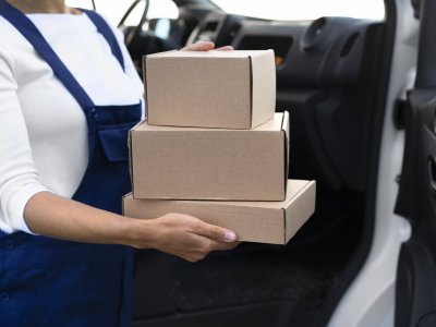 vista-lateral-mujer-cargando-cajas vista-lateral-mujer-cargando-cajas